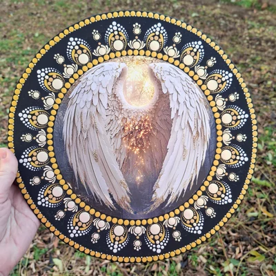 arany-fekete mandala ragyogó angyalszárnnyal és pontozott mintákkal