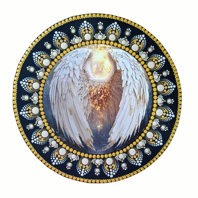 arany-fekete mandala ragyogó angyalszárnnyal és pontozott mintákkal