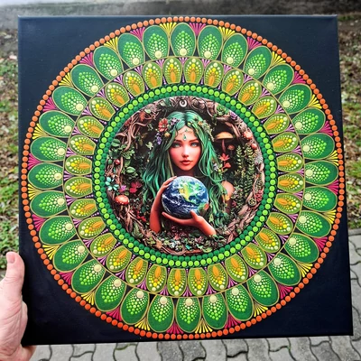 Gaia mandala 40 cm-es feszített vásznon, zöld pontozott mintákkal és Földanyát ábrázoló fém betéttel