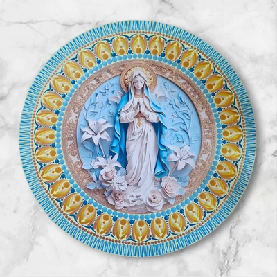 arany–kék mandala Mária-alakkal, pontozott szegéllyel és virágmotívumokkal díszített spirituális falidísz