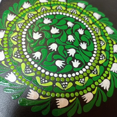 Fekete borítójú, pontfestett mandalás jegyzetfüzet fehér gyöngyvirág mintával.