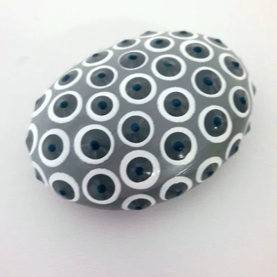 evil eye pontozott kavics - szürke