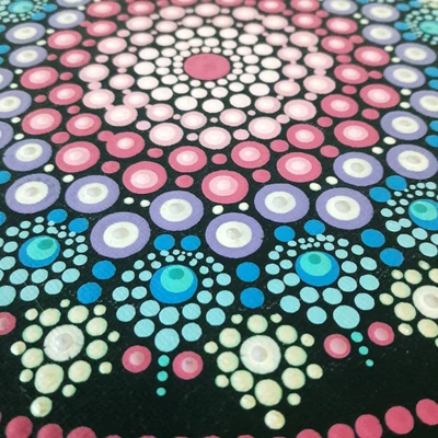 Kék-pink mandala pontfestő technikával