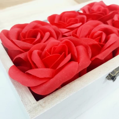 Szappanvirág fa dobozkában, piros