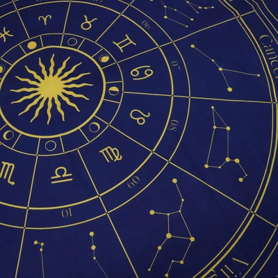 Zodiákus mintás tarot olvasó kendő mélykék alapon arany csillagjegyekkel